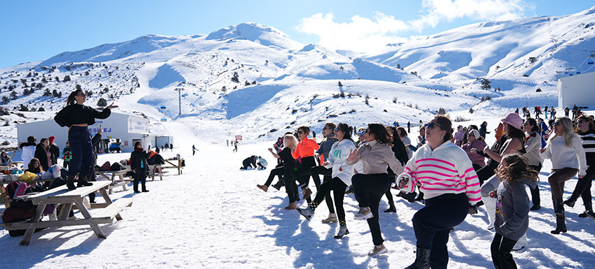 Denizli Kayak Merkezi’nde Kar Üstünde Zumba Gösterisi (2)