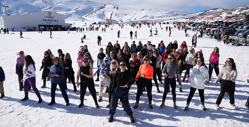 Denizli Kayak Merkezi’nde Kar Üstünde Zumba Gösterisi (3)