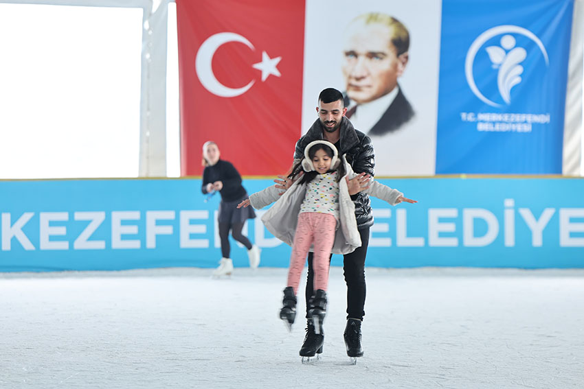 Merkezefendi̇’de Çocuklar İçi̇n Ücretsi̇z Buz Pateni̇ Keyfi̇ Başladi (3)