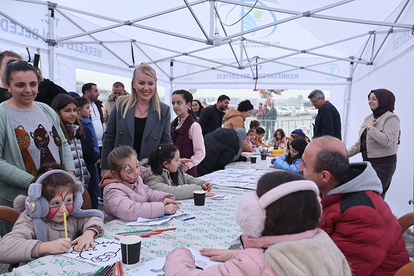 Merkezefendi̇’de Çocuklar İçi̇n Ücretsi̇z Buz Pateni̇ Keyfi̇ Başladi (5)
