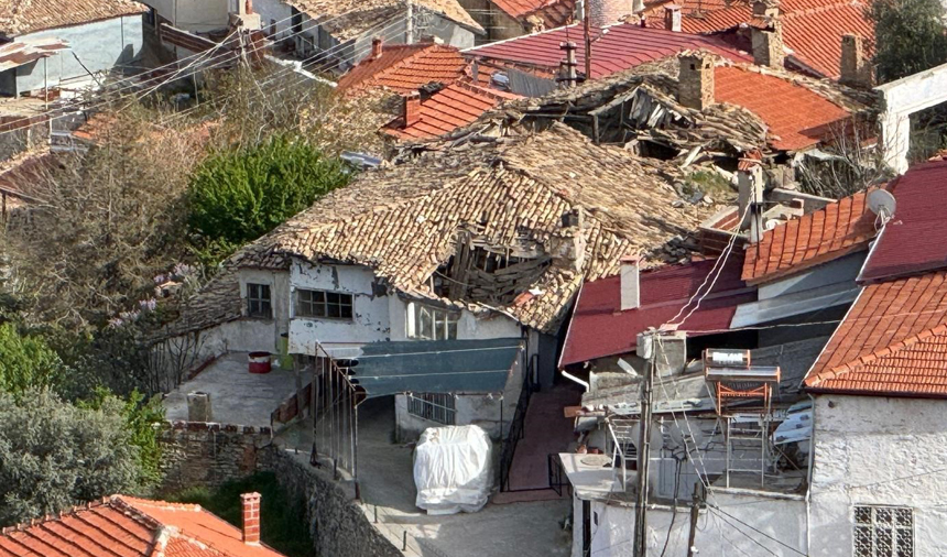 Buldan’da Tari̇hi̇ İki̇ Katli Ahşap Ev Çöktü