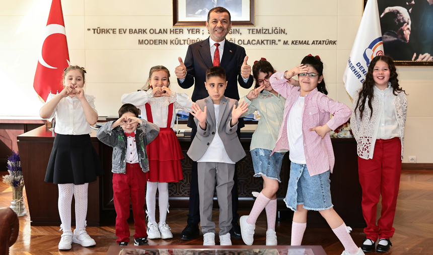 Geleceği̇n Li̇derleri̇ Deni̇zli̇’de Başkanlik Makaminda 2