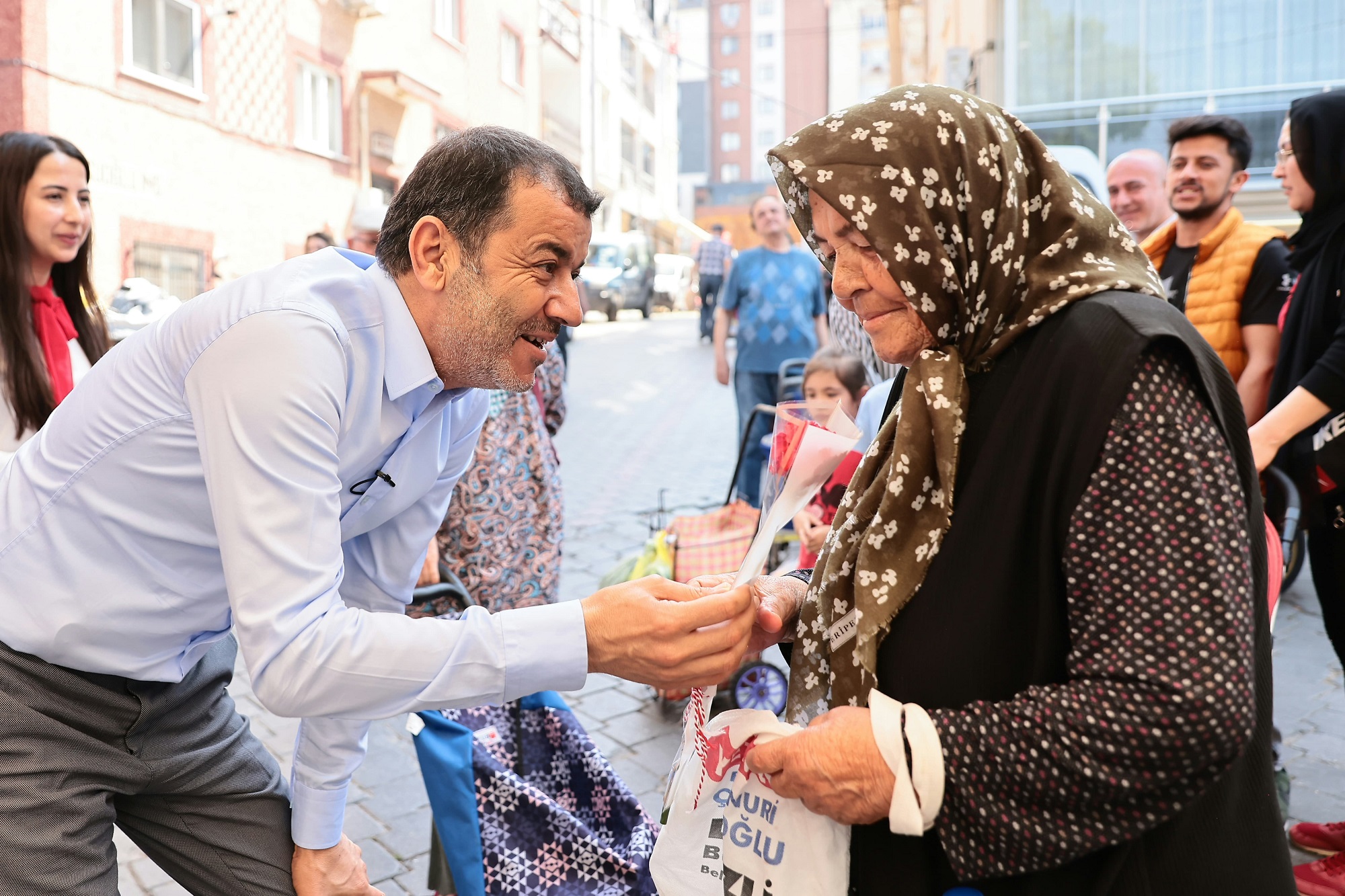 Başkan Çavuşoğlu’ndan Pazarda Sürpriz Anneler Günü Kutlaması (1)