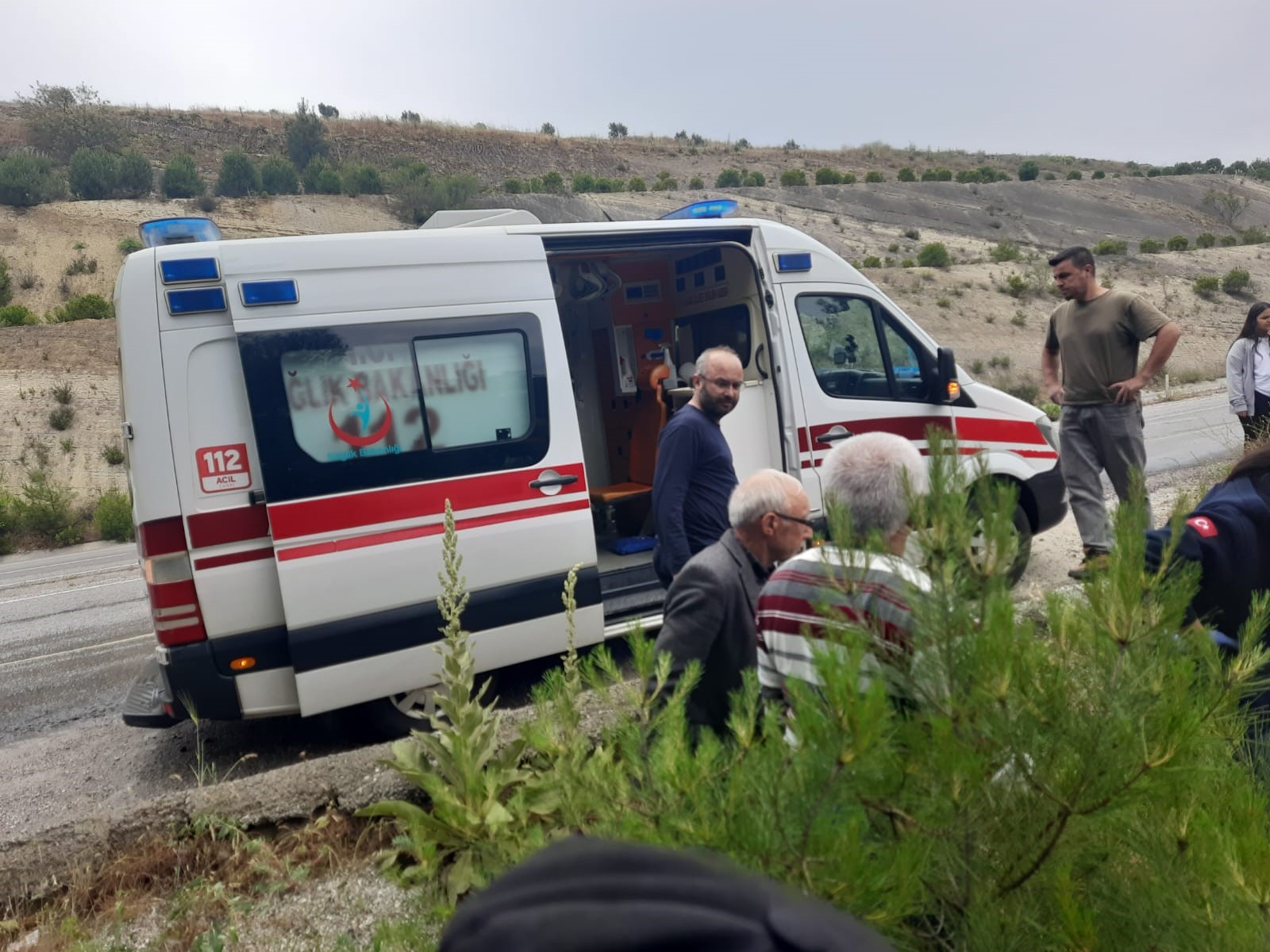 Denizli’de Otomobil Şarampole Yuvarlandı (1)