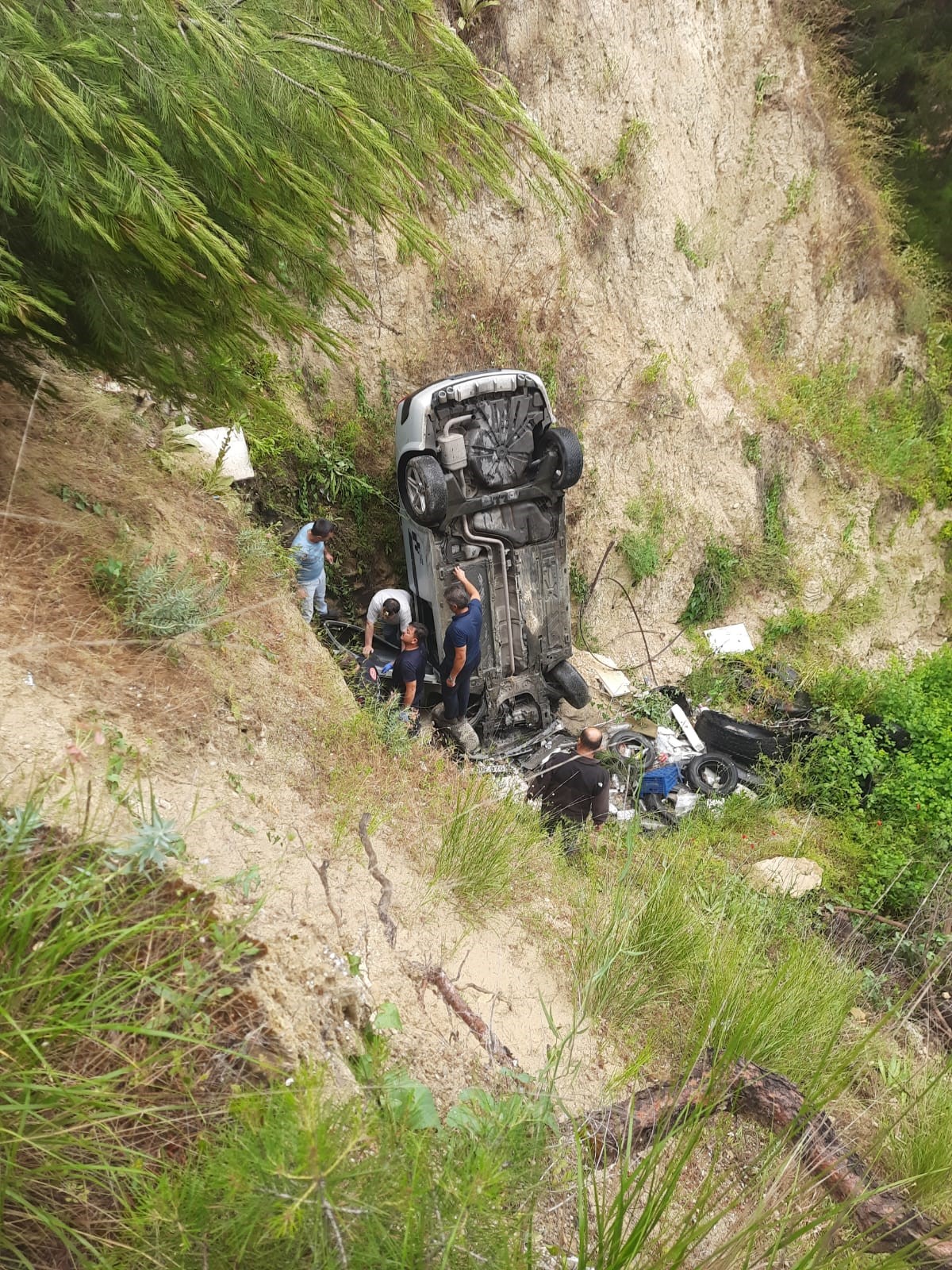 Denizli’de Otomobil Şarampole Yuvarlandı (2)