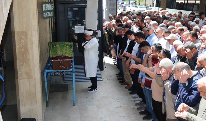 Deni̇zli̇’ye Memleketi̇ne Dönerken Hayatini Kaybetti̇ 5