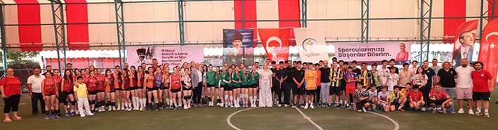 Turnuvada Dereceye Gi̇ren Genç Sporculara Ödülleri̇ Takdi̇m Edi̇ldi̇ (1)