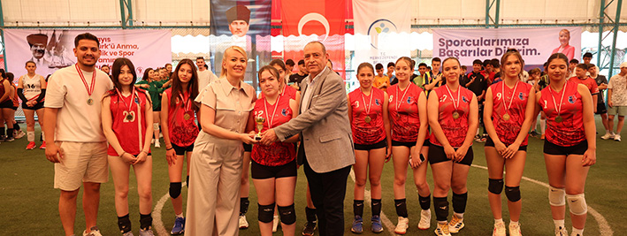 Turnuvada Dereceye Gi̇ren Genç Sporculara Ödülleri̇ Takdi̇m Edi̇ldi̇ (11)