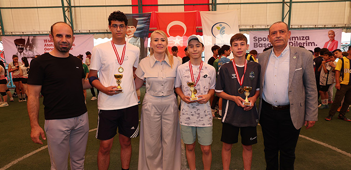 Turnuvada Dereceye Gi̇ren Genç Sporculara Ödülleri̇ Takdi̇m Edi̇ldi̇ (2)