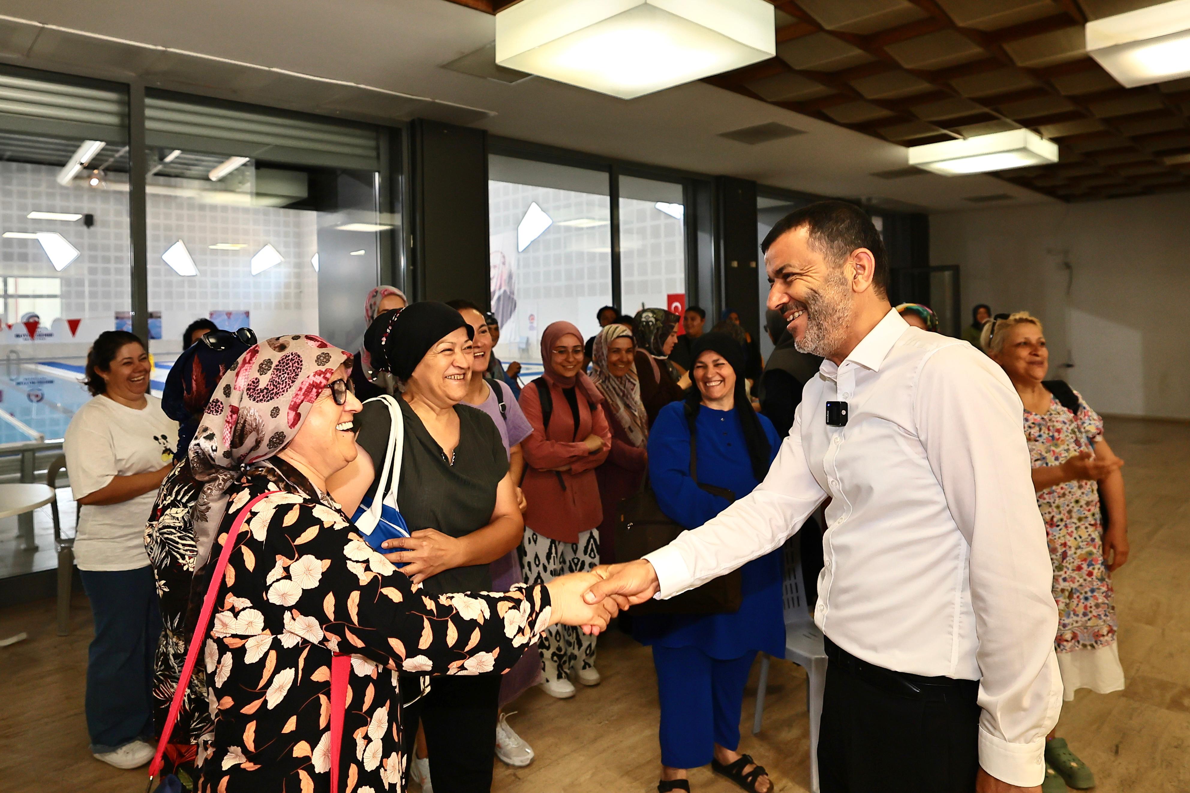 Başkan Çavuşoğlu, “Yüzme Bilmeyen Kalmasın” Projesi Kapsamındaki Kadın Kursiyerlerle Buluştu (3)