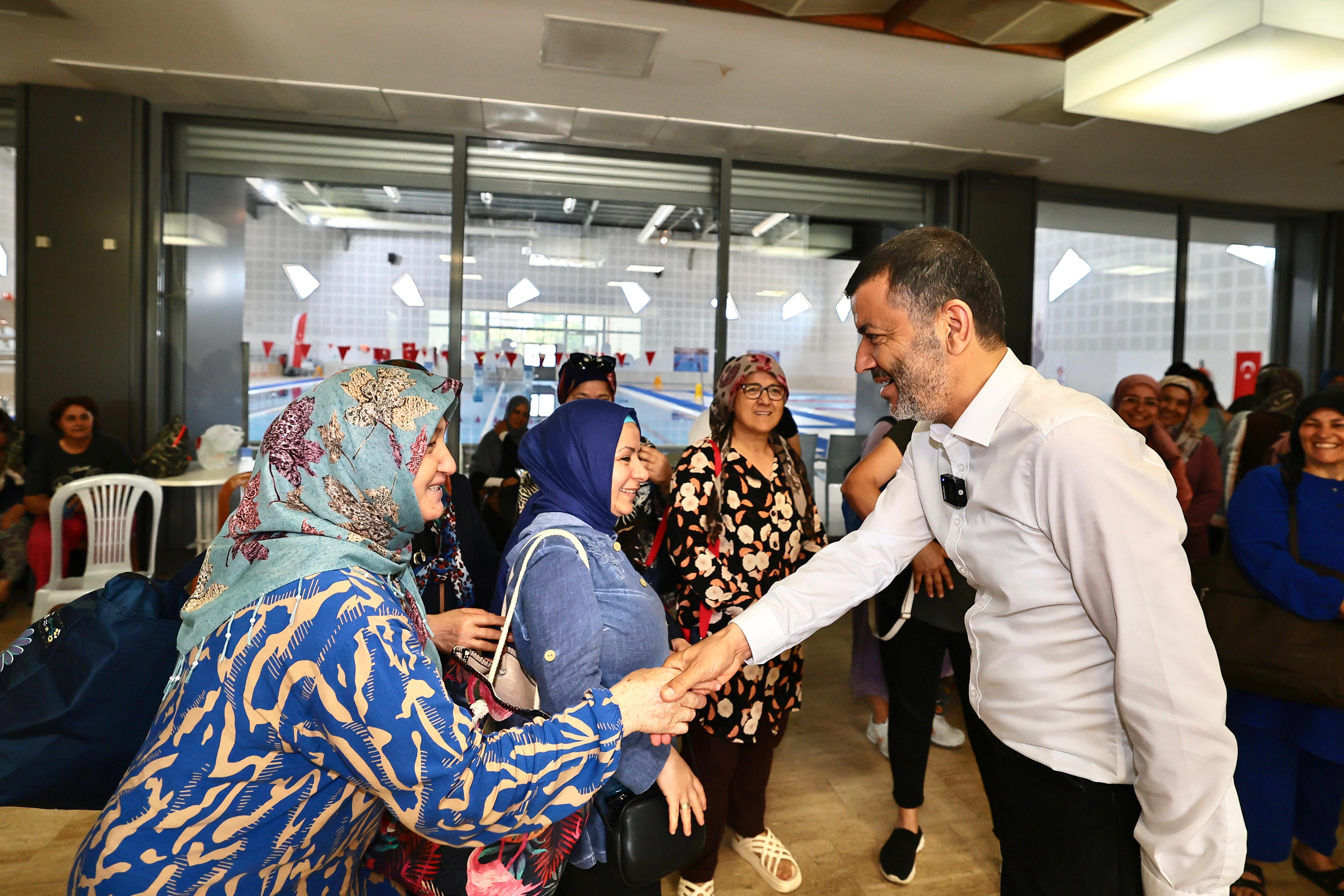 Başkan Çavuşoğlu, “Yüzme Bilmeyen Kalmasın” Projesi Kapsamındaki Kadın Kursiyerlerle Buluştu (6)