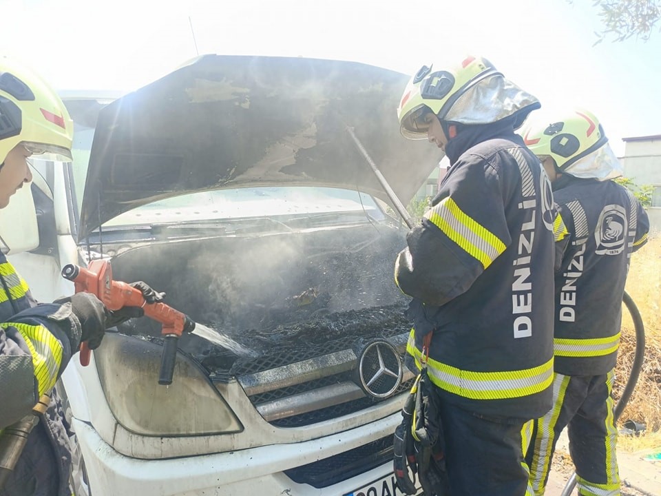 Denizli'de İşçi Servisi Alev Aldı (2)