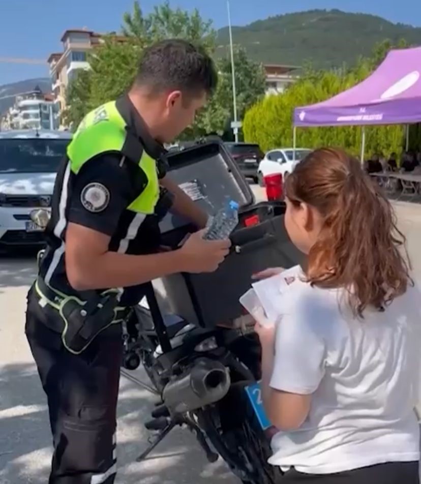 Poli̇s 4 Öğrenci̇yi̇ Son Anda Kurtardi (2)