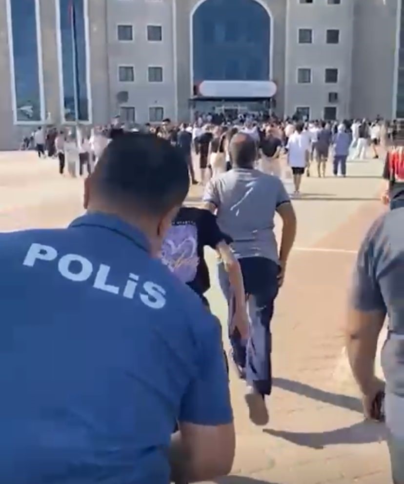 Poli̇s 4 Öğrenci̇yi̇ Son Anda Kurtardi (3)