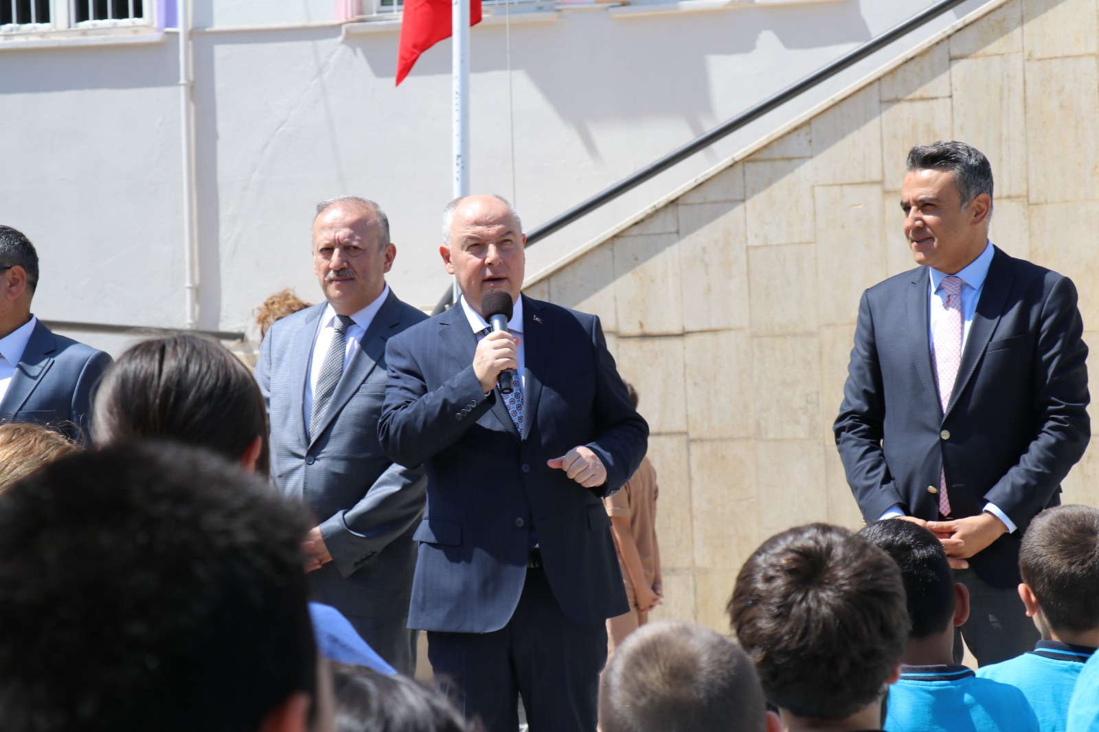 Vali Coşkun’dan Miniklere Karne Sürprizi (1)