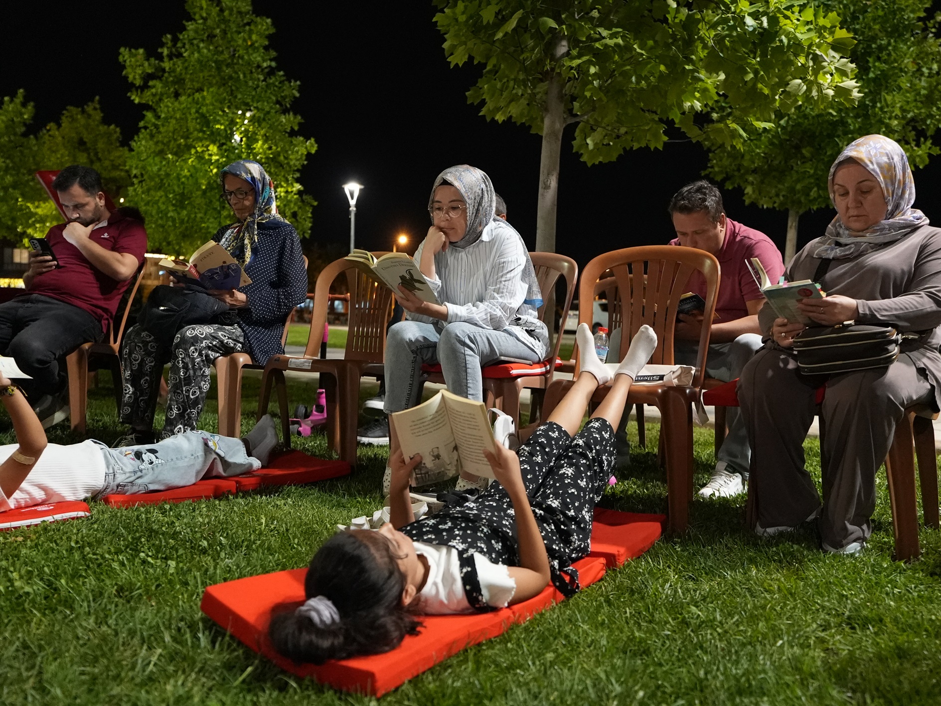 Kitapseverler Sessiz Okuma Etkinliğinde Bir Araya Geldi (4)