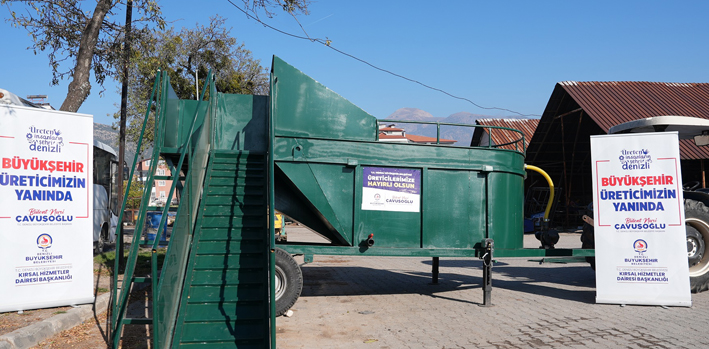 Denizli Büyükşehir’den Serinhisar’a Makine Desteği (1)