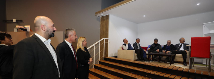 G5U4 Y31 W E A A Izo W