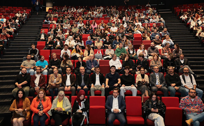 Şehir Tiyatrosu 'Sığıntılar' Oyunu Ile Sanatseverleri Bir Araya Getirdi (1)-1