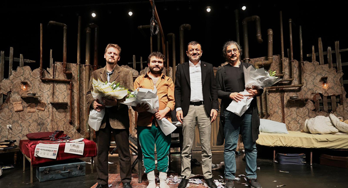 Şehir Tiyatrosu 'Sığıntılar' Oyunu Ile Sanatseverleri Bir Araya Getirdi (4)