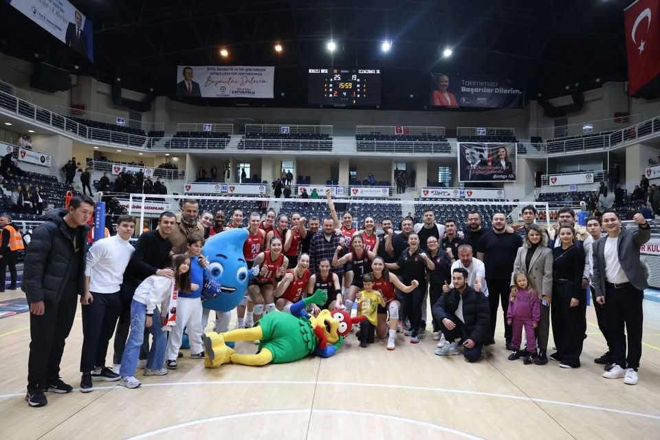 Deni̇zli̇’ni̇n Sultanlari Zi̇rve Yolunda Kri̇ti̇k Gali̇bi̇yet Aldi