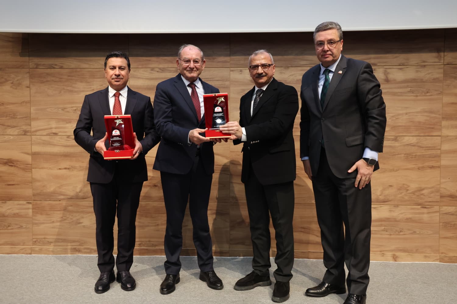 Başkan Çavuşoğlu’na “Ege’nin En Başarılı Büyükşehir Belediye Başkanı” Ödülü (3)