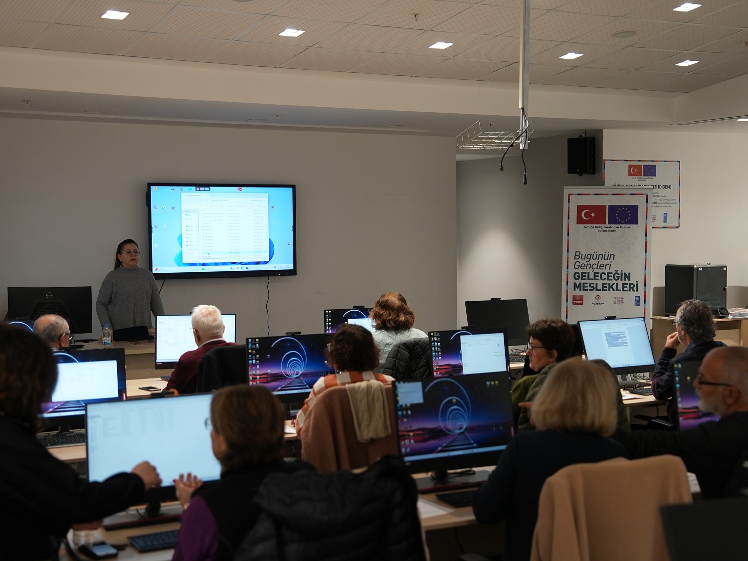 Büyükşehir’den 65 Yaş Üstüne Dijital Eğitim Desteği (1)