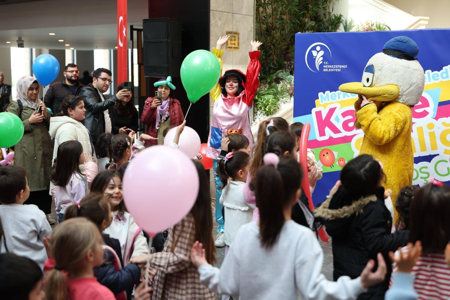 Merkezefendi̇’de Karne Şenli̇ği̇ Çocuklarin Neşesi̇yle Tamamlandi (13)