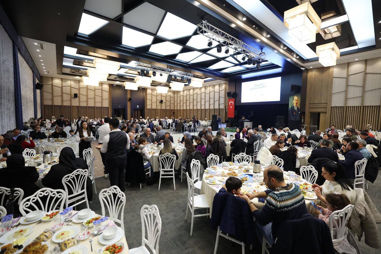 Başkan Doğan Muhtarlarla İftarda Bi̇r Araya Geldi̇ (1)