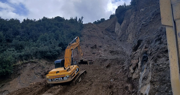 Büyükşehir Ekiplerinden Buldan Ve Babadağ’da Riskli Yollarda Çalışma (1)