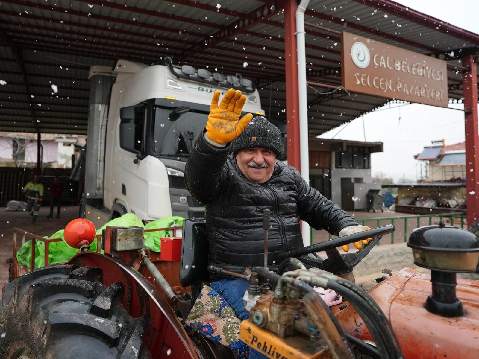 Denizli Büyükşehir’den Üreticiye Gübre Desteği Başladı (6)