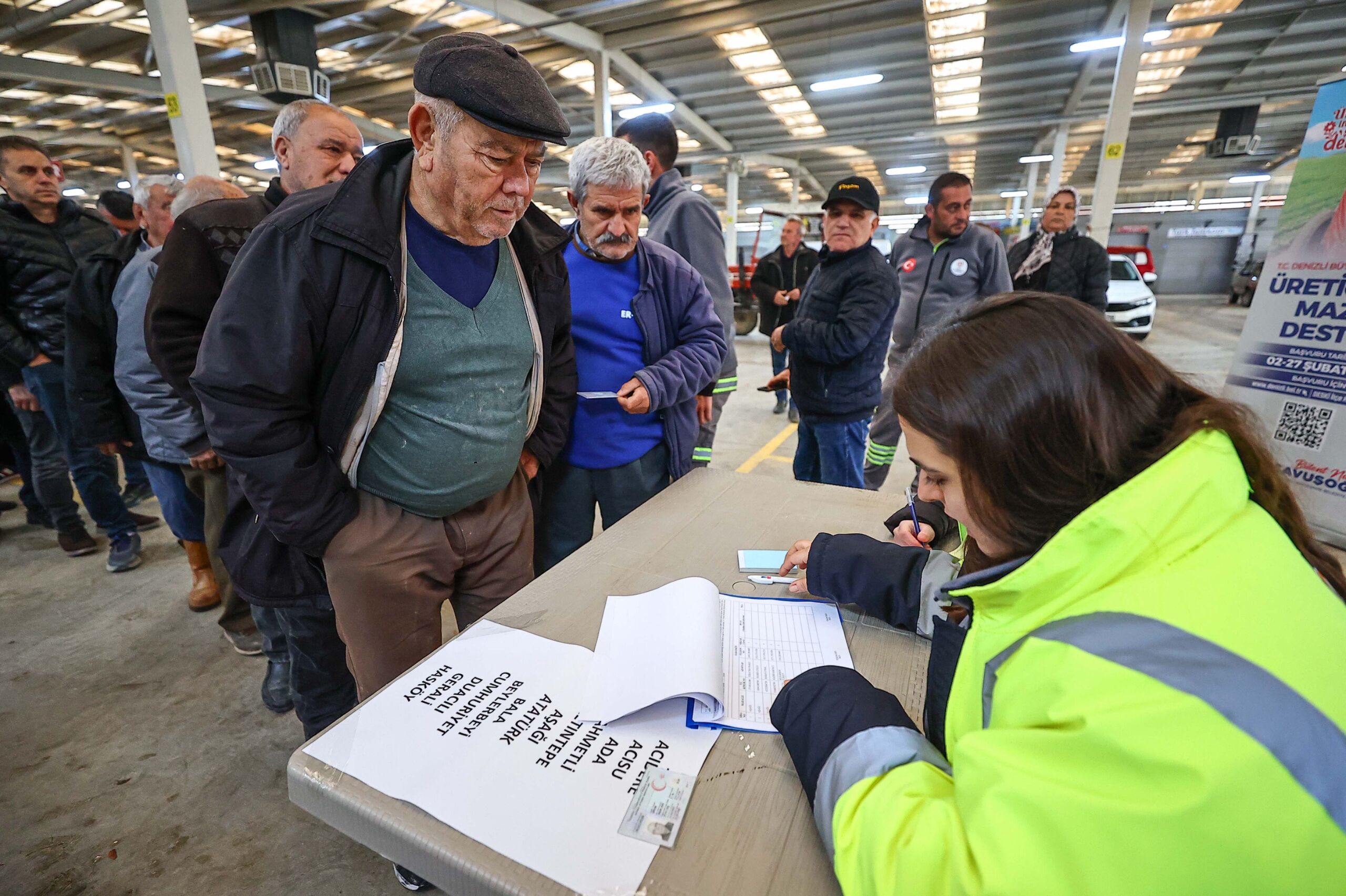 Denizli Büyükşehir’den Üreticiye Gübre Desteği Başladı (8)