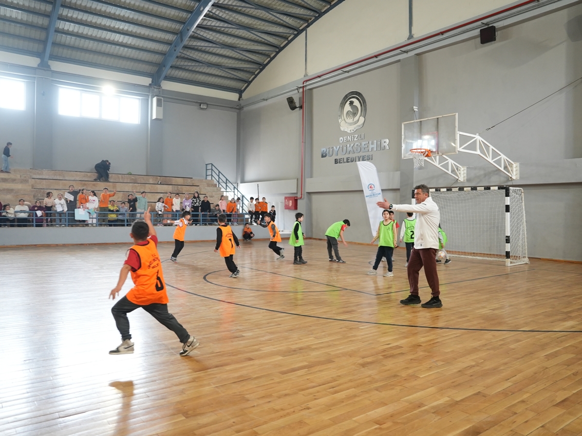 ‘Sınıflar Arası Futsal Turnuvası’nda Heyecan Sürüyor (5)