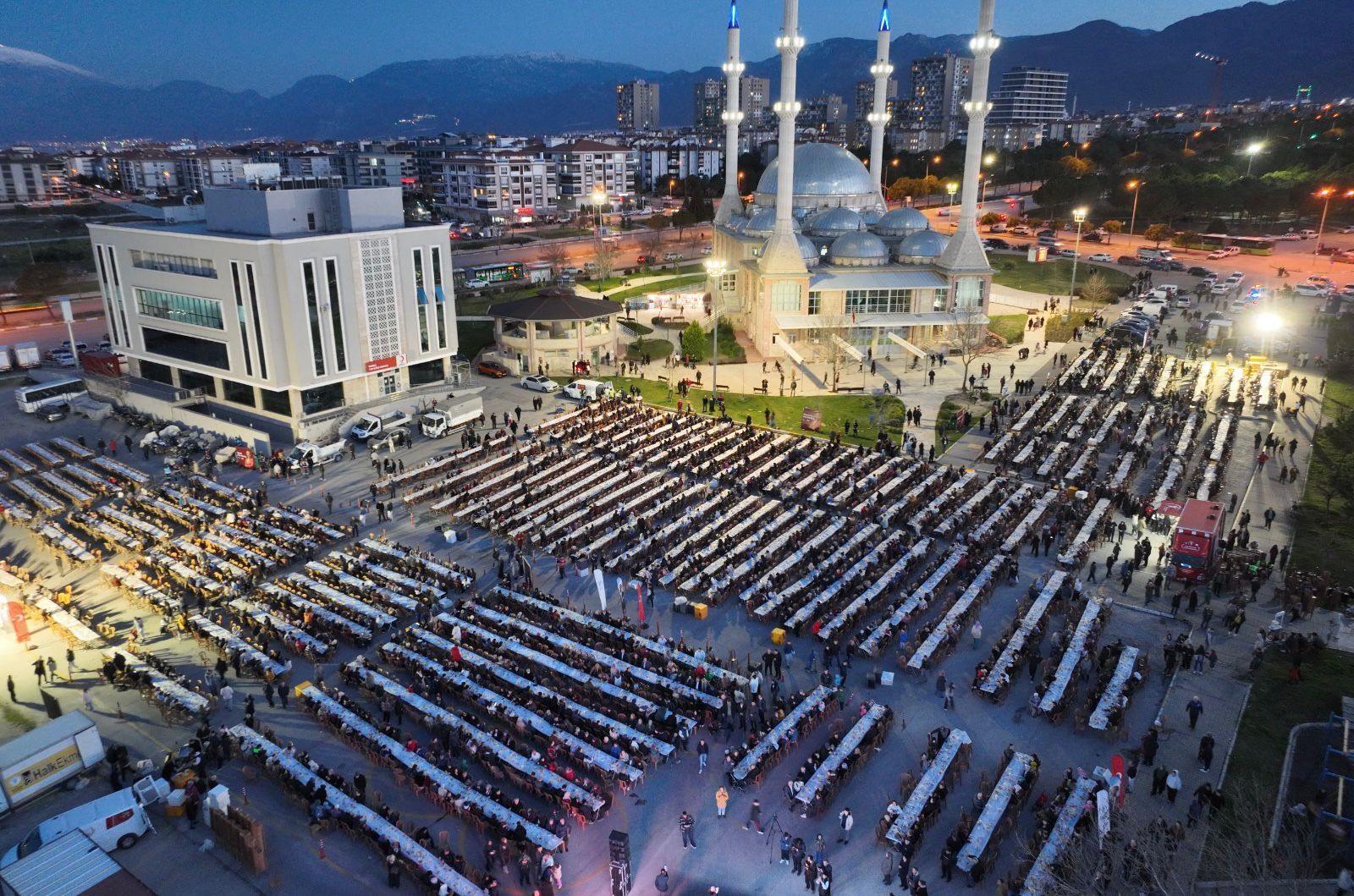 Bi̇nlerce Ki̇şi̇ Merkezefendi̇ Beledi̇yesi̇’ni̇n Gönül Sofrasinda Buluştu (2)