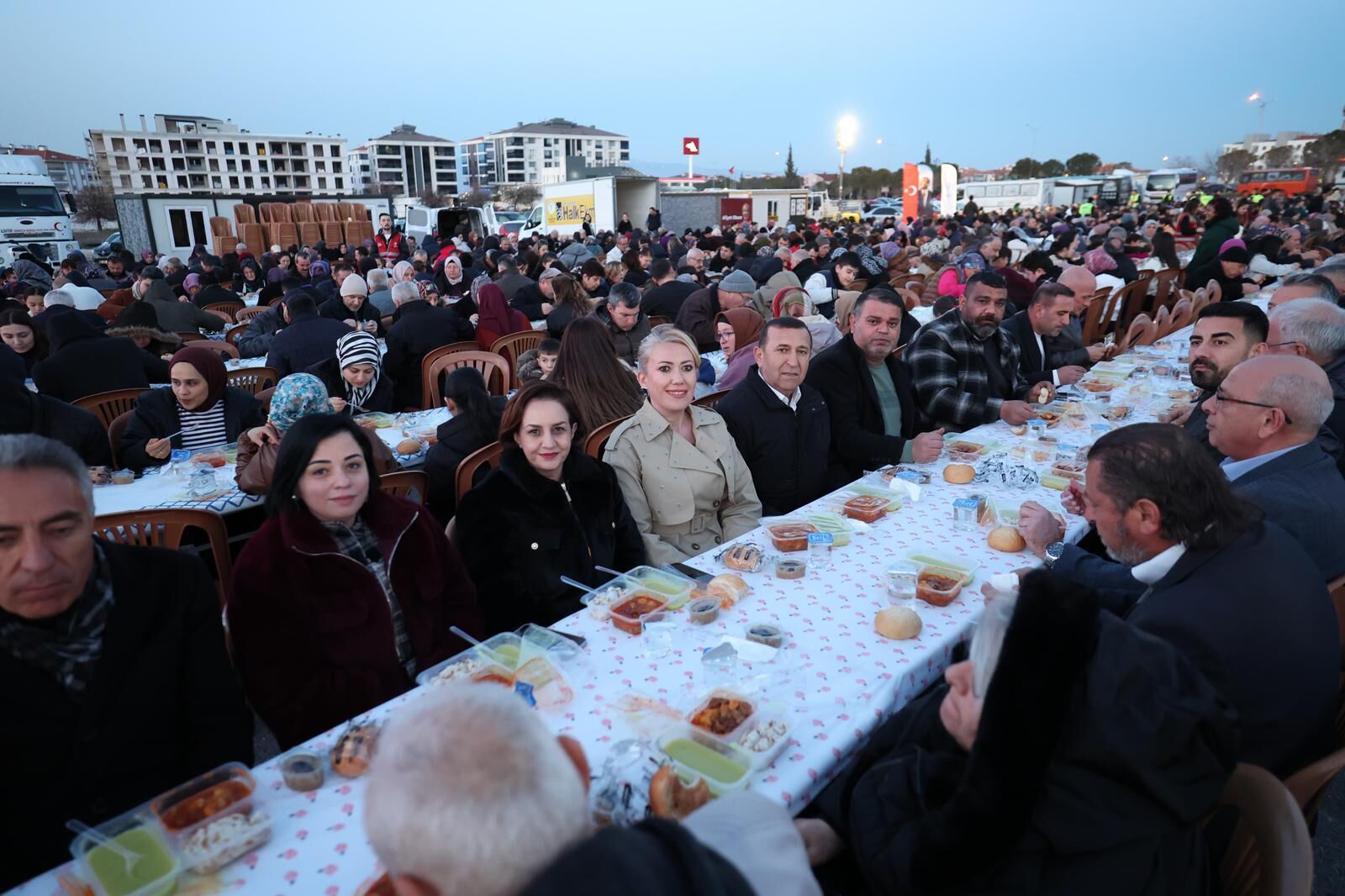 Bi̇nlerce Ki̇şi̇ Merkezefendi̇ Beledi̇yesi̇’ni̇n Gönül Sofrasinda Buluştu (8)