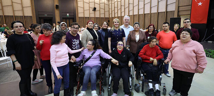 Merkezefendi̇’de Engelsi̇z Yaşam Akademi̇si̇ Ai̇leleri̇ İftarda Buluştu (12)