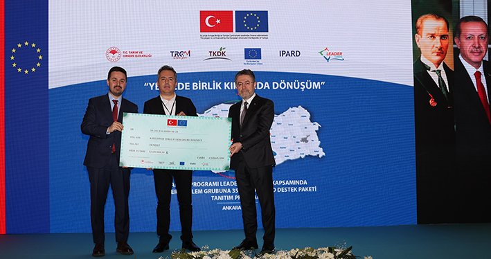 6 Tarım Ve Orman Bakanı İbrahim Yumaklı Tkdk Başkanı Ahmet Antalyalı Çek Takdimi.jpg