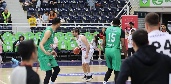 “Eği̇ti̇me Destek Maçi” İçi̇n Parkeye Çiktilar (16)