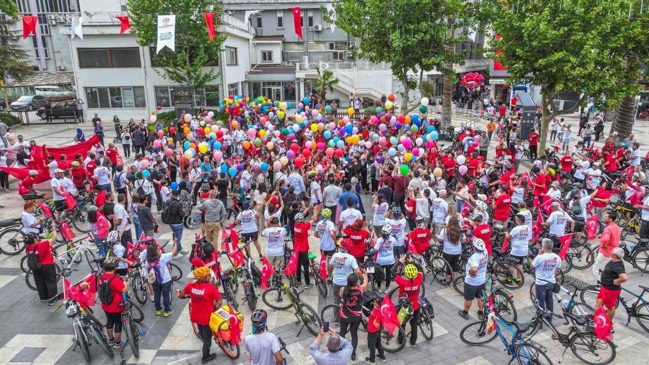 Büyükşehir’in “Umuda Pedal Çevir” Bisiklet Şenliği Kortej Yürüyüşüyle Başladı (1)