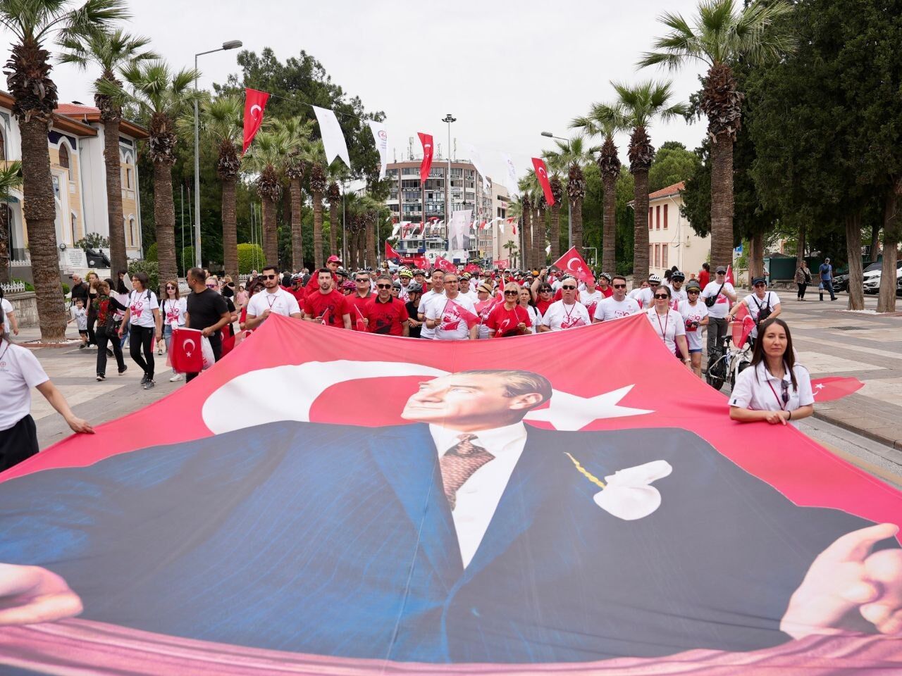 Büyükşehir’in “Umuda Pedal Çevir” Bisiklet Şenliği Kortej Yürüyüşüyle Başladı (3)
