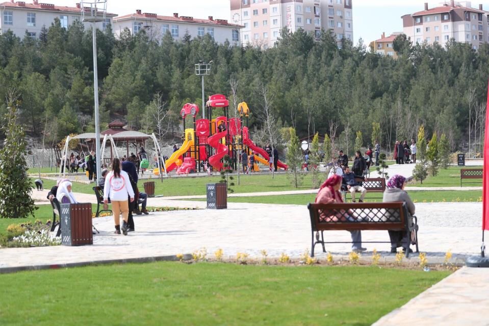 Merkezefendi̇ Beledi̇yesi̇ Parklari Yaza Hazir (5)
