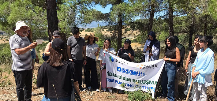 Doçev Aiesec Vakif Müdürü Bahti̇yar Aksoy Bi̇lgi̇ Veri̇yor