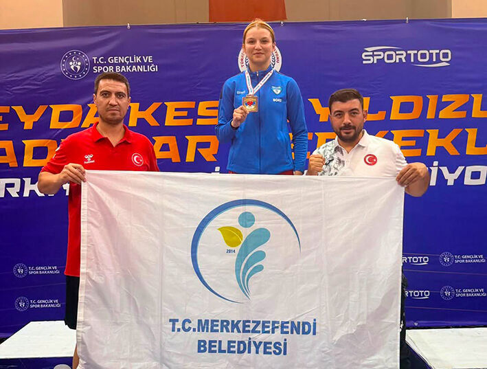 Merkezefendi̇’ni̇n Başarili Boksörü Nefi̇se Kaymakçi Türki̇ye Şampi̇yonu