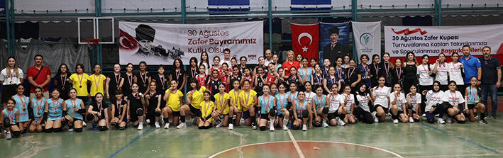 Merkezefendi̇’de Turnuva Şampi̇yonlarina Ödülleri̇ Veri̇ldi̇ (25)
