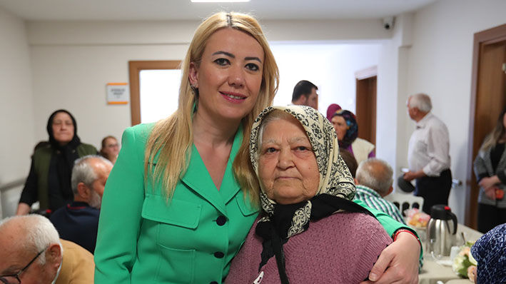 Merkezefendi̇ Beledi̇ye Başkani Şeni̇z Doğan’dan Dünya Yaşlilar Günü Mesaji