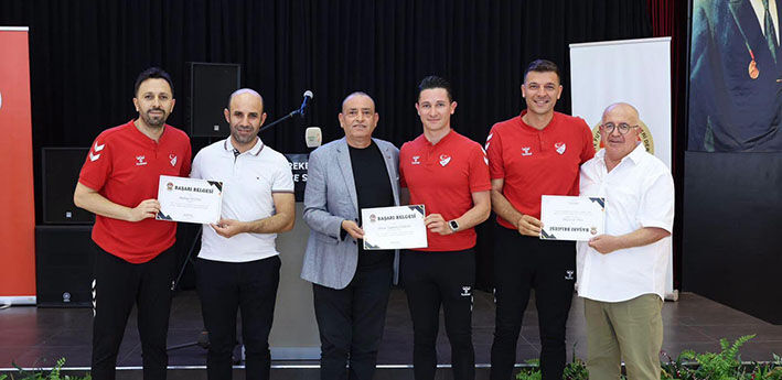 Merkezefendi̇’de Futbolun Yeni̇ Sezon Kurallari Konuşuldu (4)