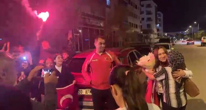 Dünya ikincisi Hilal Bayhan’a coşkulu karşılama