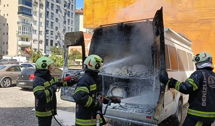 Seyir halindeki otomobil alevlere teslim oldu
