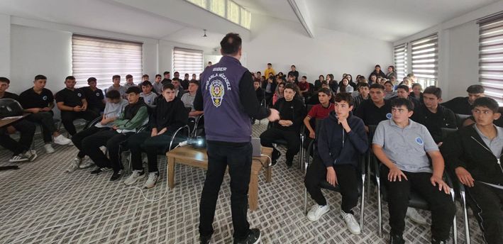 Polisten öğrenci, veli ve kamu personeline eğitim
