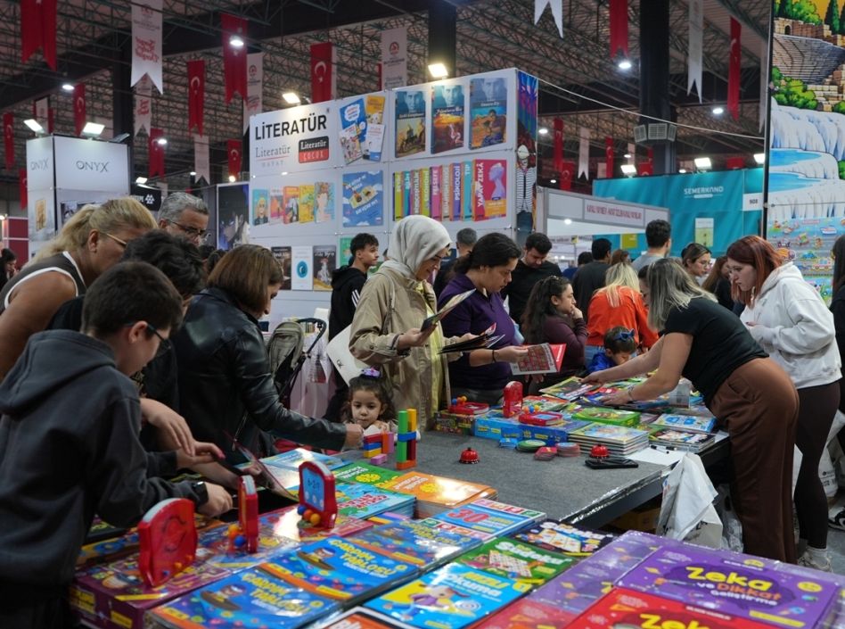 Denizli Tüyap Kitap Fuarı’nda Yazar Yağmuru Sürüyor (25)